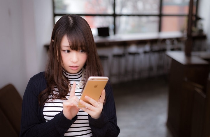 スマホをイジる女性